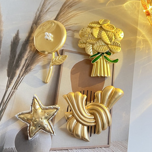 Middle -aged Gold Dumping Golden brooch Retro Palace Simple Personal Personal Personal Personal Personal Personal Personal Accessories Qingdao Jewelry New