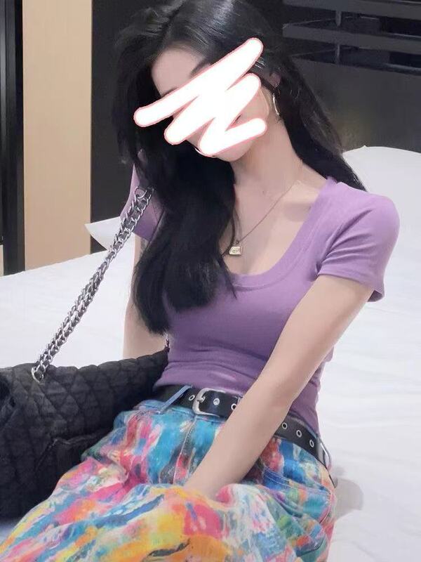 春夏の新スタイルビッグUネック半袖Tシャツホットガールスタイル2025ファッションカジュアルスリムフィットトップ女性のボトリングシャツ|undefined