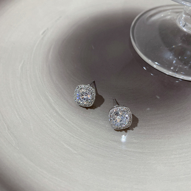 925 aguja de plata micro incrustaciones de circón Luz de lujo Super flash Stud pendientes de las mujeres de alto grado temperamento simple pendientes cuadrados pendientes al por mayor