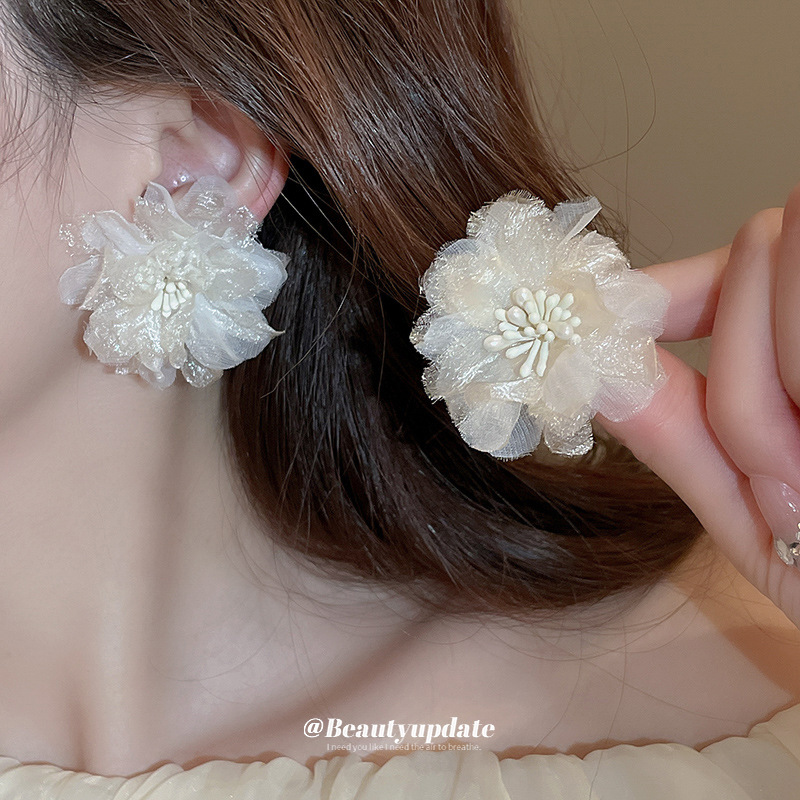 Pendientes de estambre de malla de flor de aguja de plata Pendientes coreanos pequeños frescos de alta gama Pendientes dulces de súper hadas de verano al por mayor