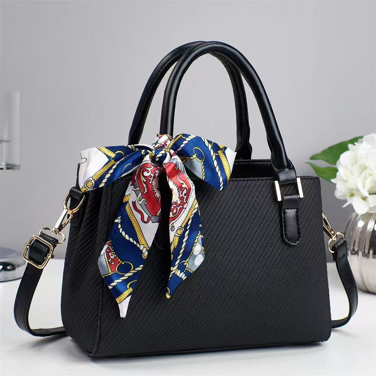 Bolso portátil transfronterizo 2025 primavera nuevo temperamento de un solo hombro diseño de nicho casual bolso femenino mensajero pequeño bolso cuadrado