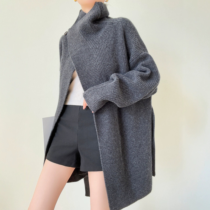 New autumn and winter collection: thick, oversized knit cardigan with a large collar, featuring a relaxed, mid-length design, tie details, and a chic, versatile style suitable for work or everyday wear New autumn and winter collection: thick, oversized knit cardigan with a large collar, featuring a relaxed, mid-length design, tie details, and a chic, versatile style suitable for work or everyday wear