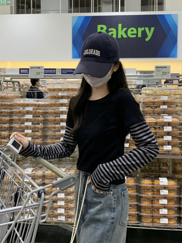 偽の2つのストライプの長袖のtシャツの女性の春秋のデザイン感の小さい大衆の修身の中でとりわけやせている底のシャツの上着を現します。|undefined