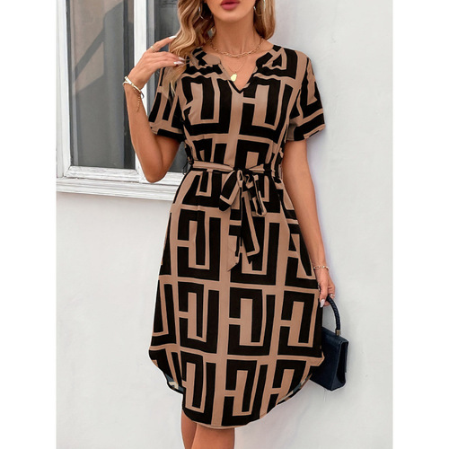 European and American-style light-mature short-sleeved plaid dress—summer vacation petite A-line midi skirt with a tied belt and V-neck.