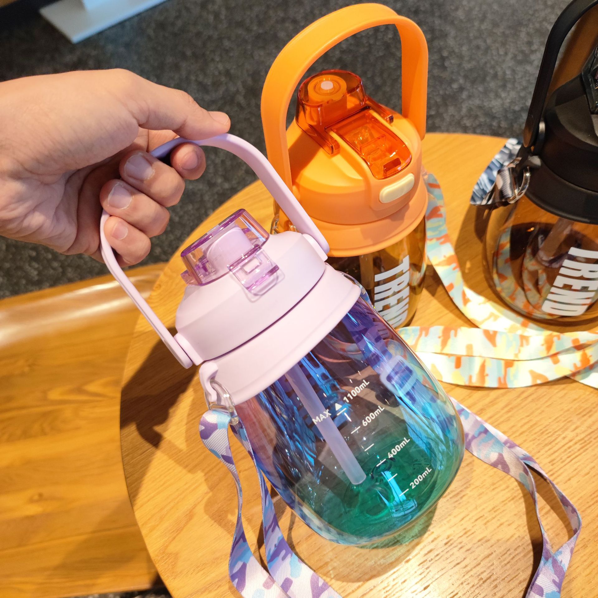 Venta al por mayor de alta calidad taza de paja para niños taza de vientre grande correa de crossbody portátil celebridad de internet nueva tetera linda taza de bebida doble