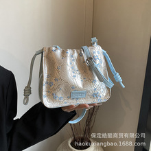 夏天小包包女2024新款时尚新中式刺绣水桶包小众简约高级感斜挎包