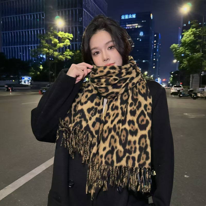 新しい秋冬のヒョウの紋様は厚くて厚いです。欧米の韓国版のファッションは日常的にカシミヤのフリンジスカーフをまねて首を囲むマントです。|undefined