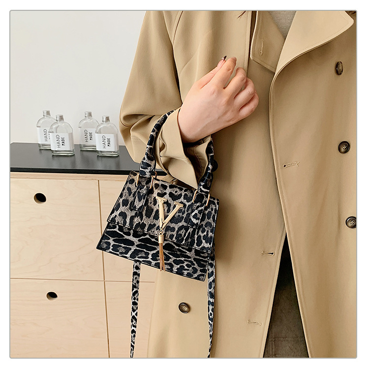 The new leopard print handbag is trendy and stylish. The crossbody bag has a simple texture and a spicy girl style. It is a unique single-shoulder small square bag undefined