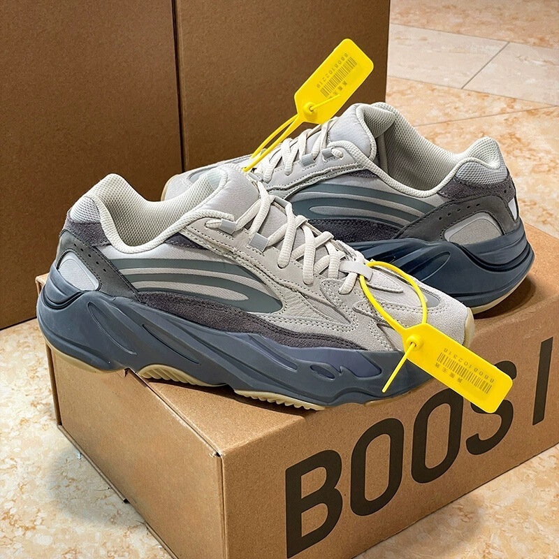 High-Quality Original Yeezy 700V2 Dad Shoes for Men and Women, Couple Casual Sneakers, Trendy Fashion