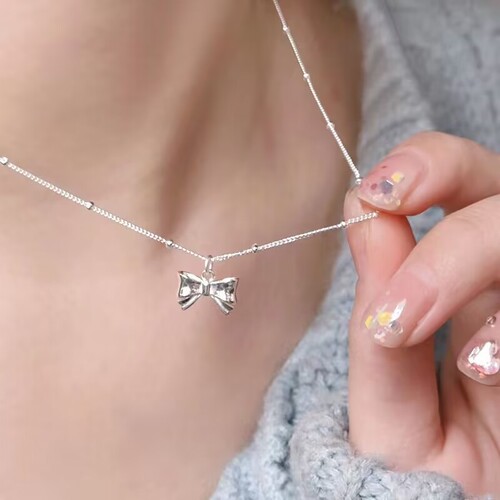 Light luxury, fashion-forward, niche-design bow-knot pendant necklace—women’s internet-celebrity best-selling clavicle chain.