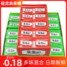佳龙亲亲嘴辣条亲嘴烧盒装100片辣片8090怀旧零食小吃休闲食品