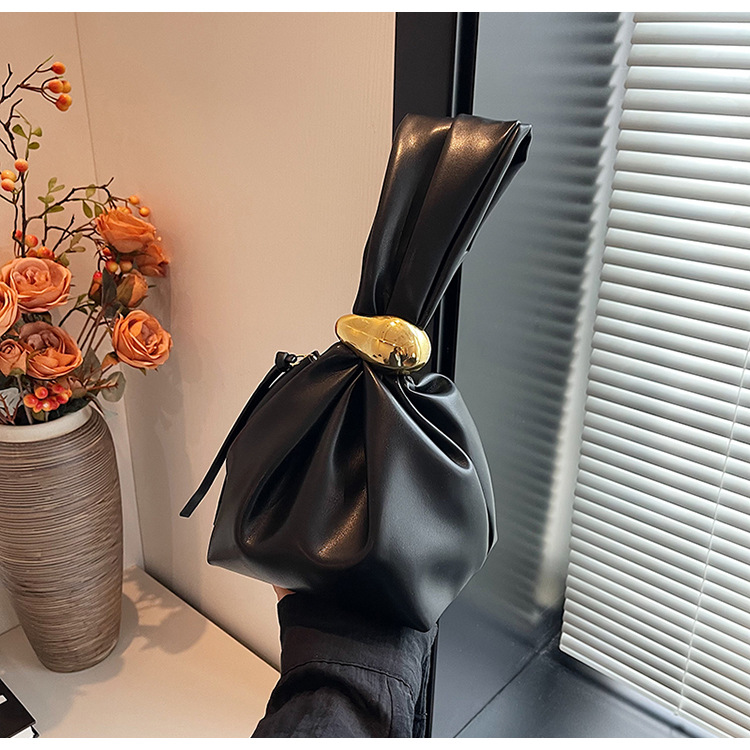 A high-end, niche and quirky small bag for women's autumn and winter 2025 new retro pleated mini bucket bag undefined