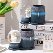 学生创意礼品宇航员水晶球笔筒桌面装饰收纳儿童礼物发光树脂摆件