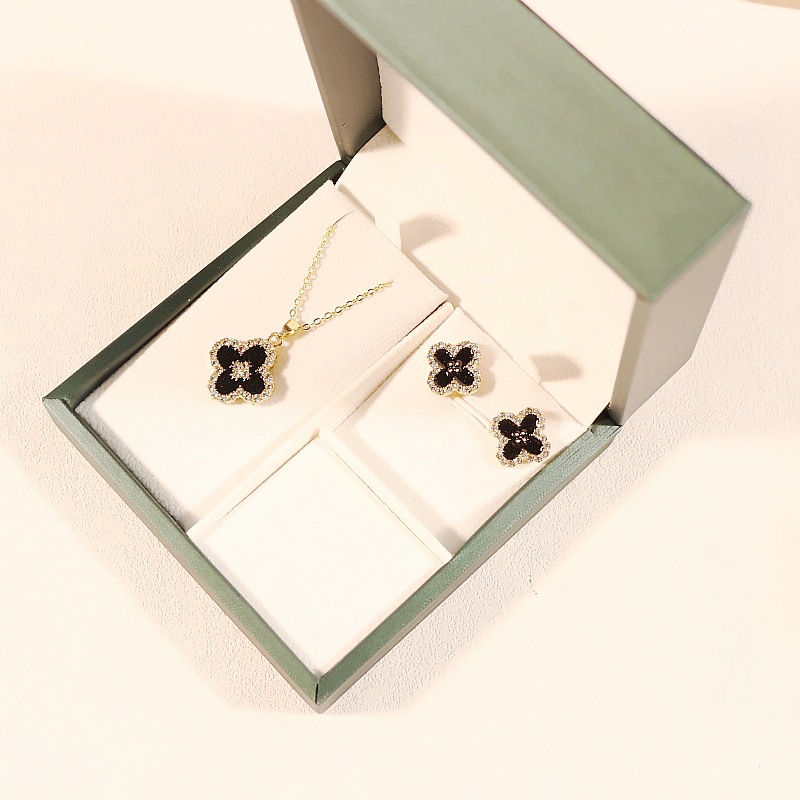 Cross-border four-leaf clover flower light luxury temperament necklace set, fashionable and versatile, niche internet celebrity same style titanium steel clavicle
