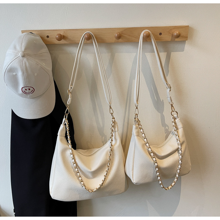 A niche, high-quality, large-capacity chain tote bag for women in the summer of 2025, a versatile and casual crossbody bag for students to commute to school undefined