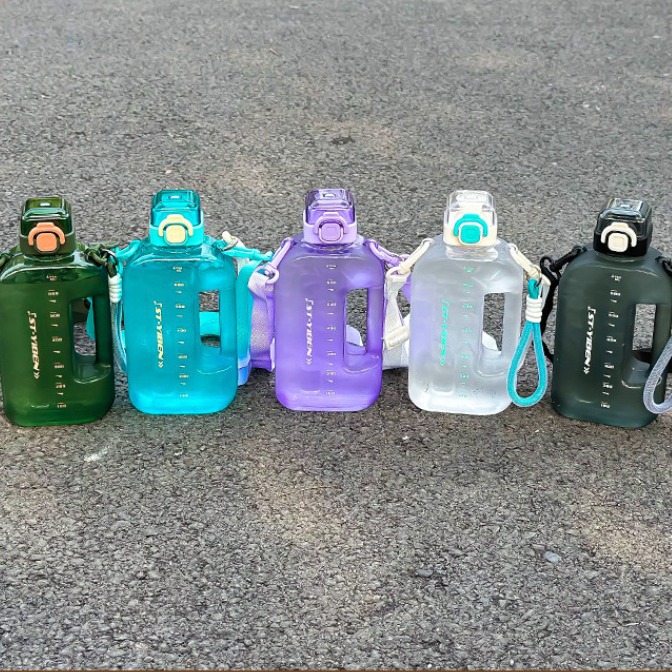 Large capacity portable sports space plastic cup girl strap straw drinking cup billion dopamine small square bucket