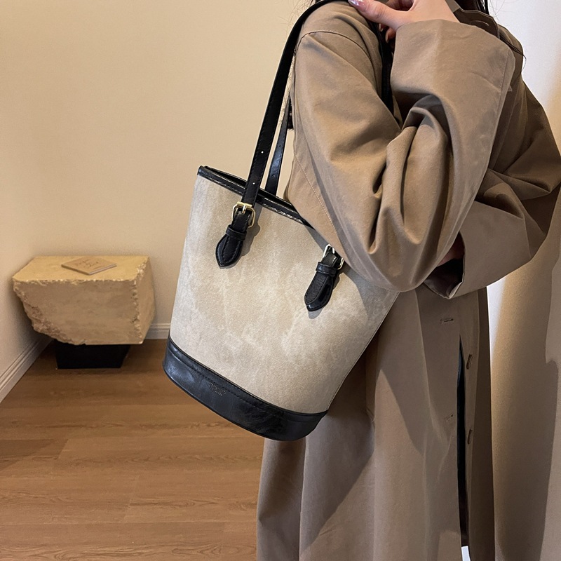 Autumn and winter retro underarm bag female 2023 new fashion South Korea Tote bag all-in-one large capacity bucket bag