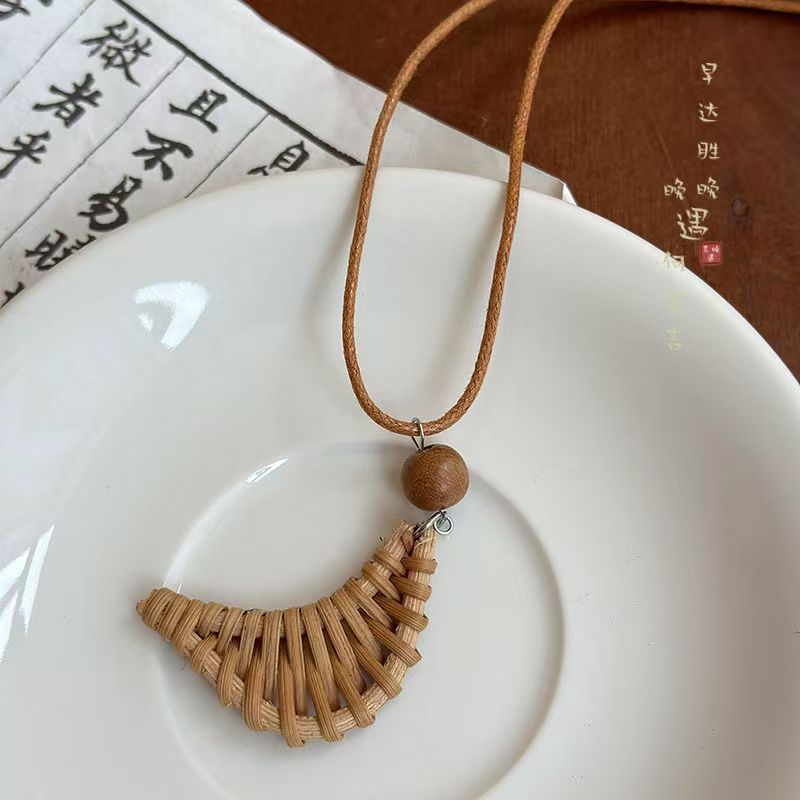 갈색 초승달 목걸이