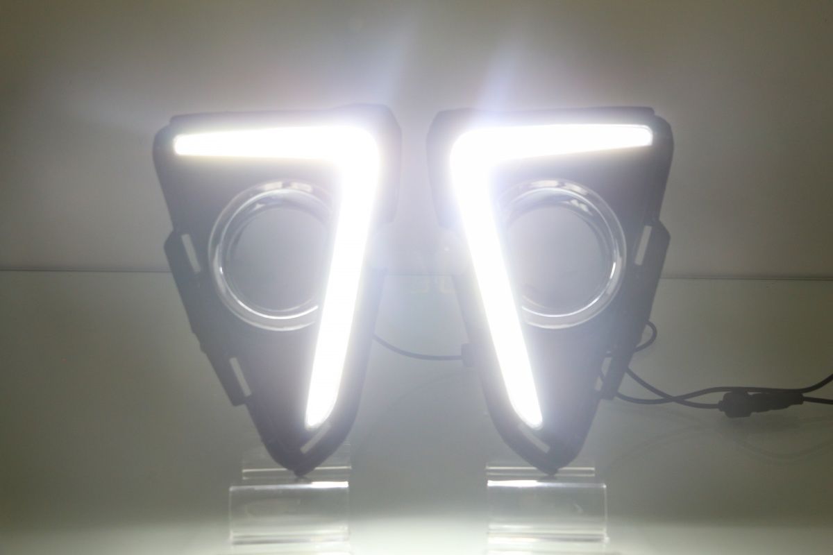 Suitable for 16-19 Toyota Rav4 Rongfang Daytime Running Lights Modified Led Front Fog Lights Streamer Driving Lights Decorative Lights