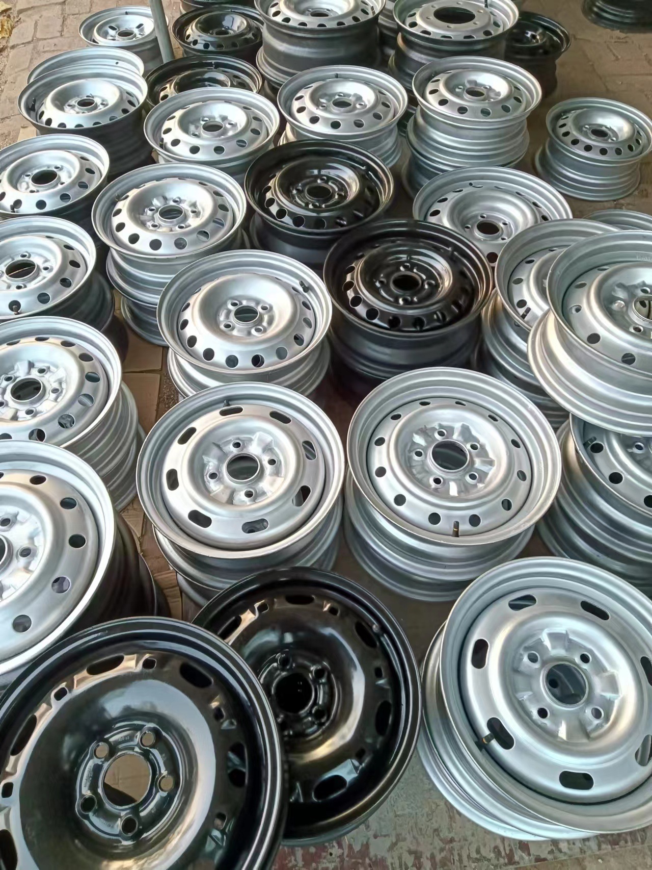 Original Second-Hand Dismantling Steel Rim 80% New 13 14 15 16 17inch Full-Size Car Pickup Truck Hub Weijia