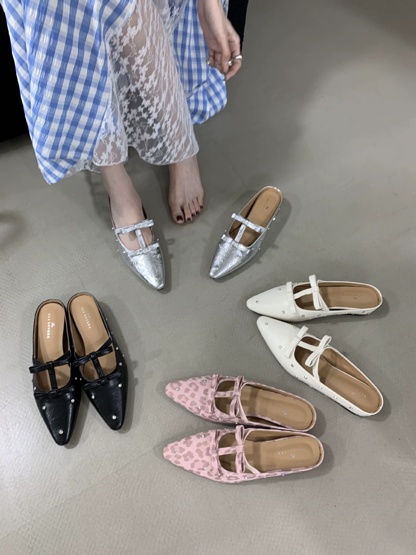 Весенние женские тапочки 2025 года, новая модель, с блестками, заостренный носок, тонкий ремешок, мягкая подошва, толстая подошва, бантик, неглубокий вырез.