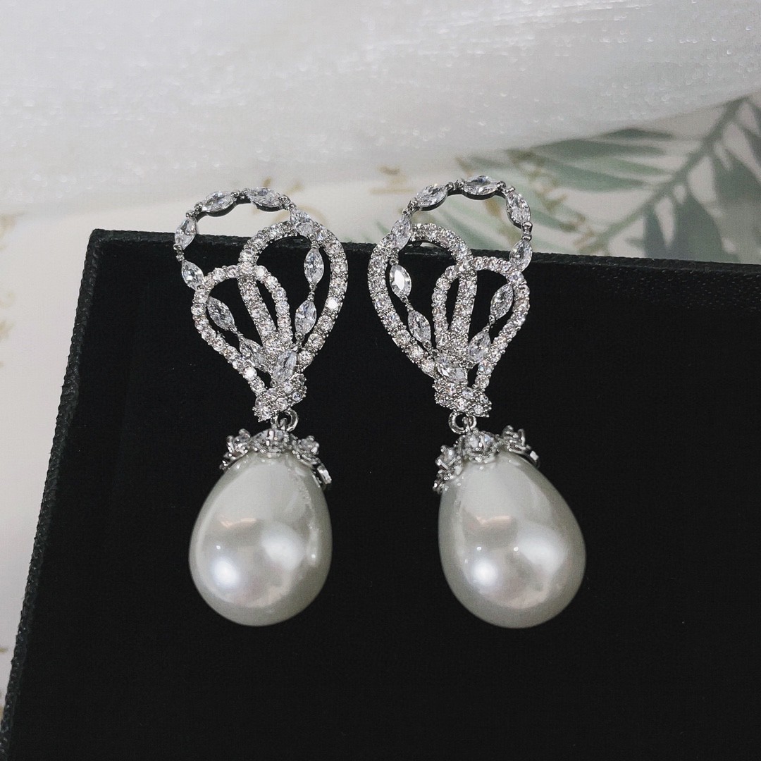 Fashionable earrings drop-shaped