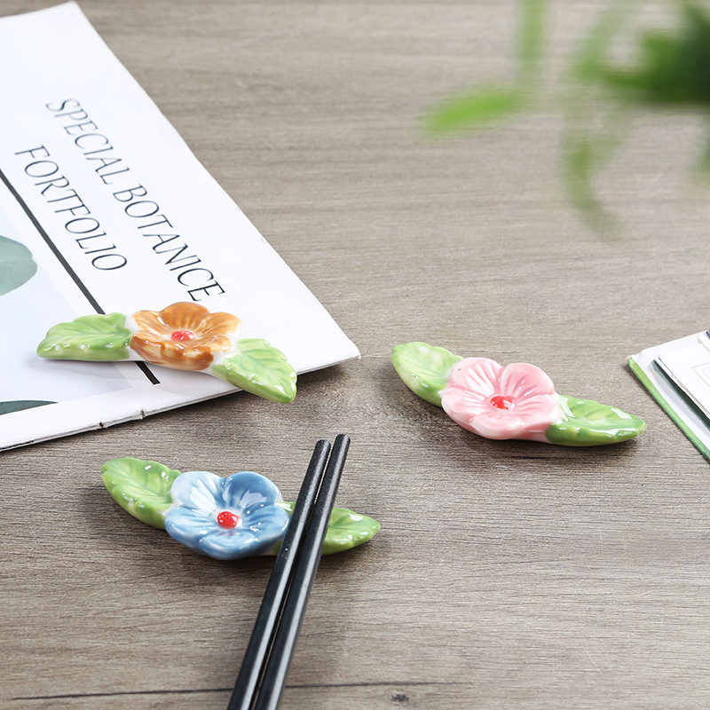 일본식 Zakka 세라믹 매화 꽃 젓가락 가정용 벚꽃 호텔 젓가락 베개 홀더 작은 꽃 공예 테이블 장식품