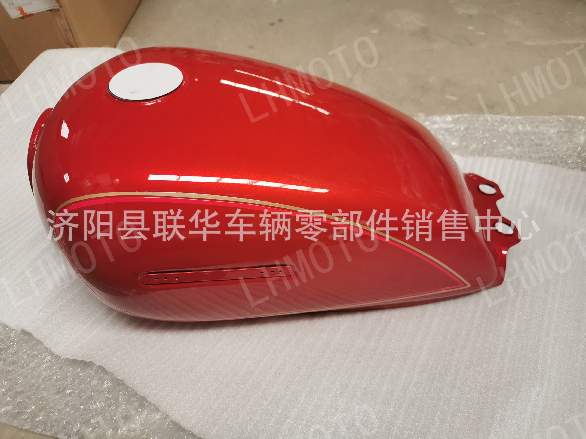 Suitable for Suzuki Gn125 Motorcycle Gasoline Tank, Fuel Tank, Red Prince Accessories and Equipment