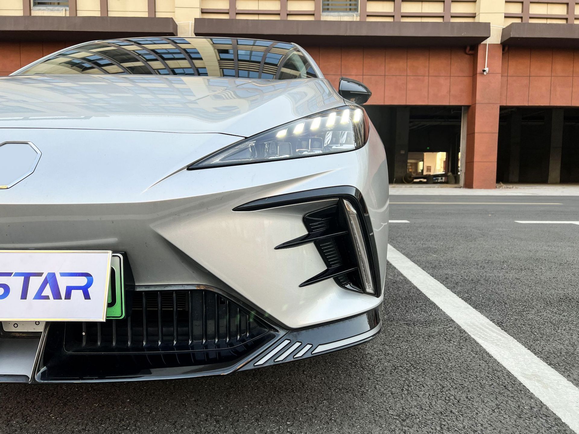 Suitable for Mg4 Ev Mulan Front Bumper Wind Blade Fang Decoration, Mulan Exterior Modification Front Bumper Blade Decoration Sticker