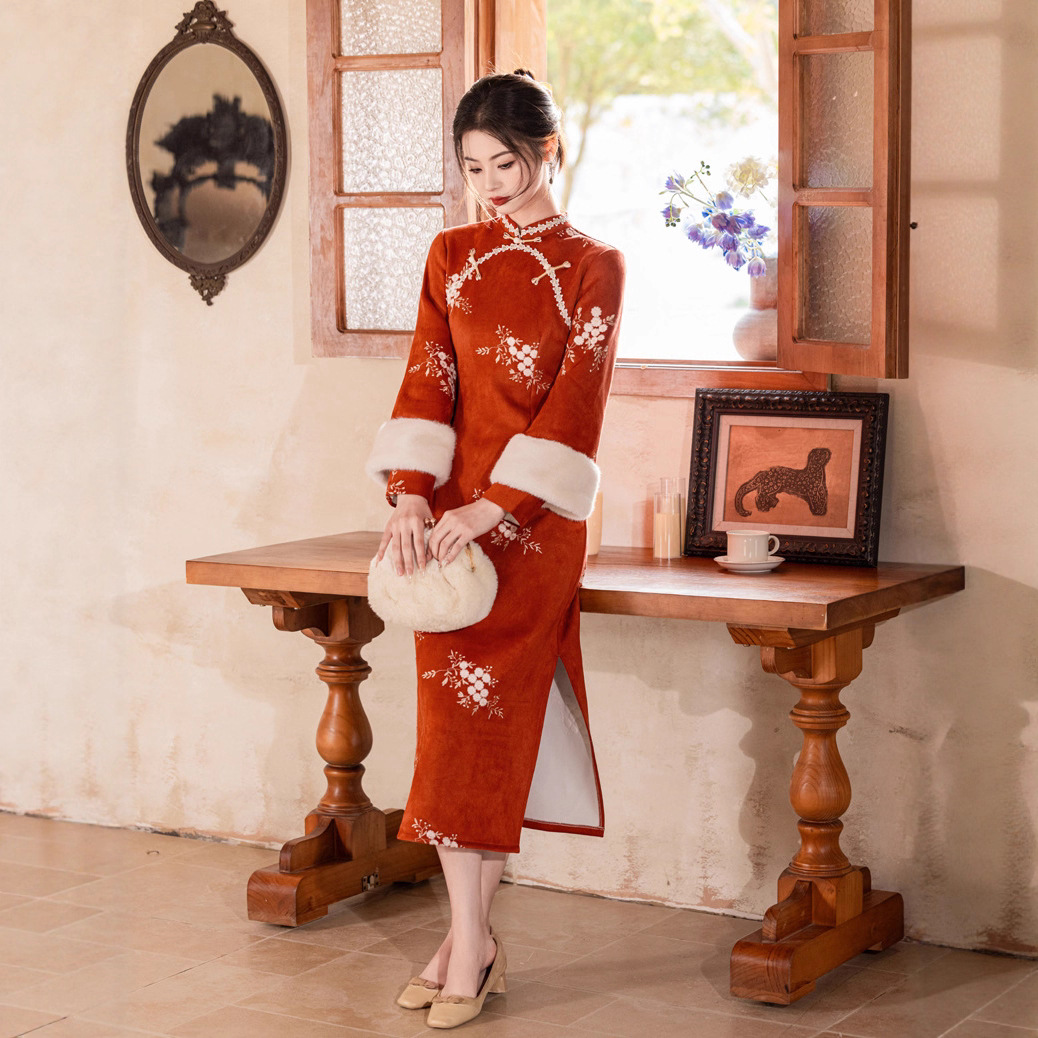 新中式国风橘红长袖旗袍裙女2025冬新款加绒保暖改良年轻款连衣裙