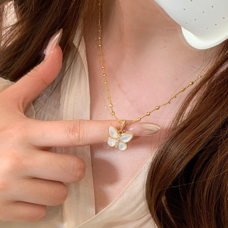 French romantic retro style, elegant brushed white mother-of-pearl and diamond-encrusted butterfly bracelet and necklace, niche design, high-end set.