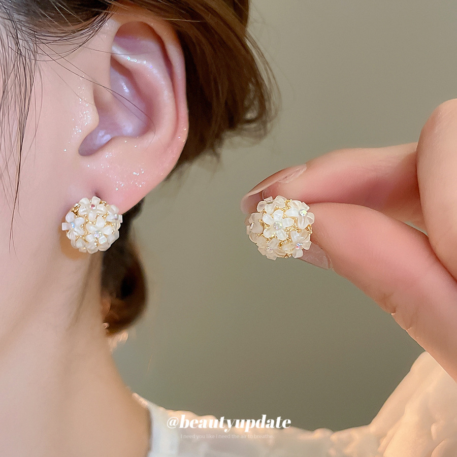 Pendientes de flores de aguja plateada de galvanoplastia de oro real de 18k Pendientes de todo fósforo de moda dulce y exquisito Pendientes de alta gama de lujo ligero para mujer