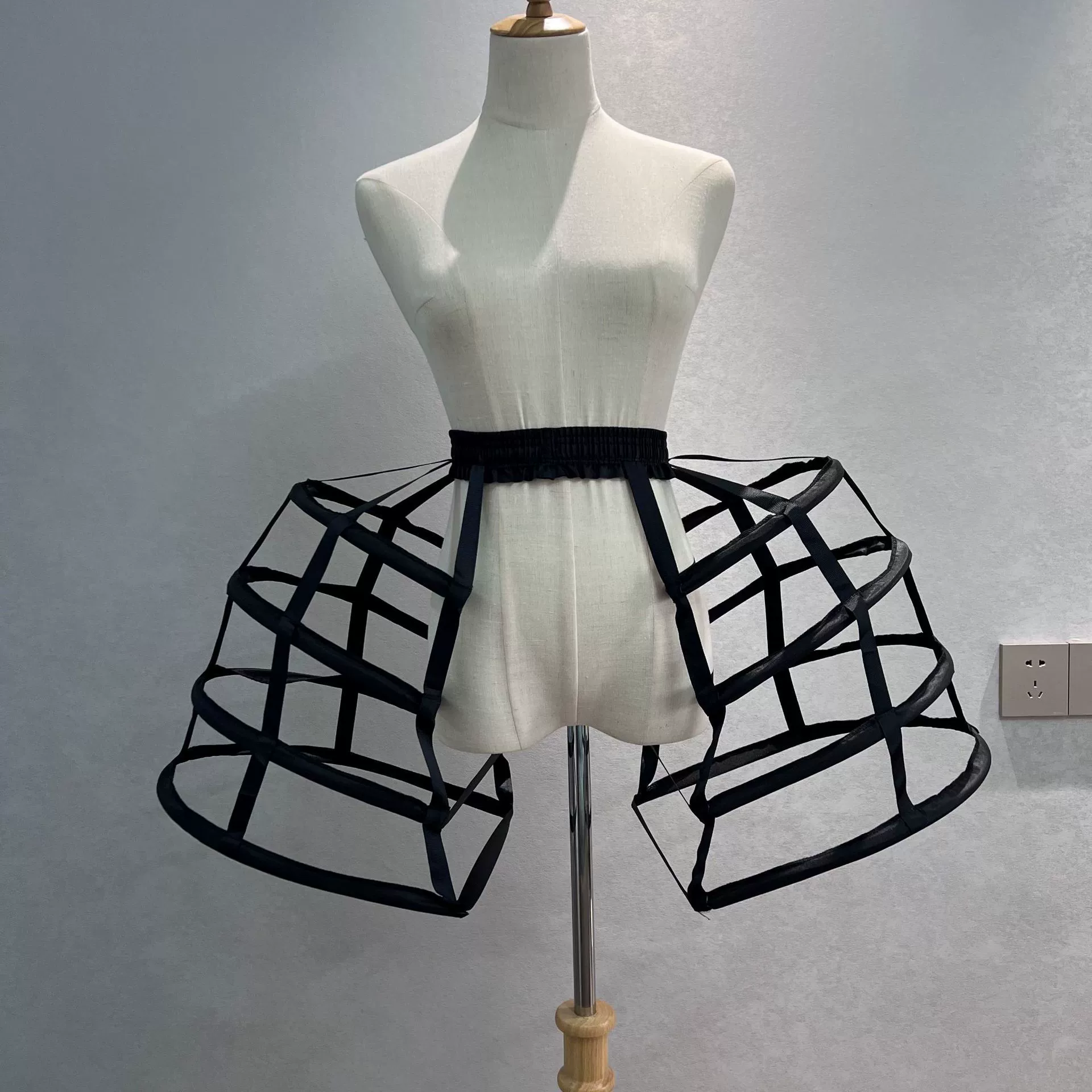 Черная и белая атласная лента в птичьей клетке с полой юбкой в стиле барокко выпускной дизайн банкетный костюм 4 круга юбка