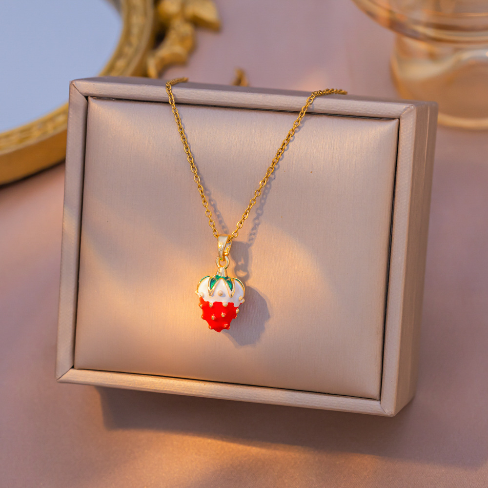 Collar de clavícula con fresas de esmalte – pequeño, fresco, dulce, frutal, de nicho