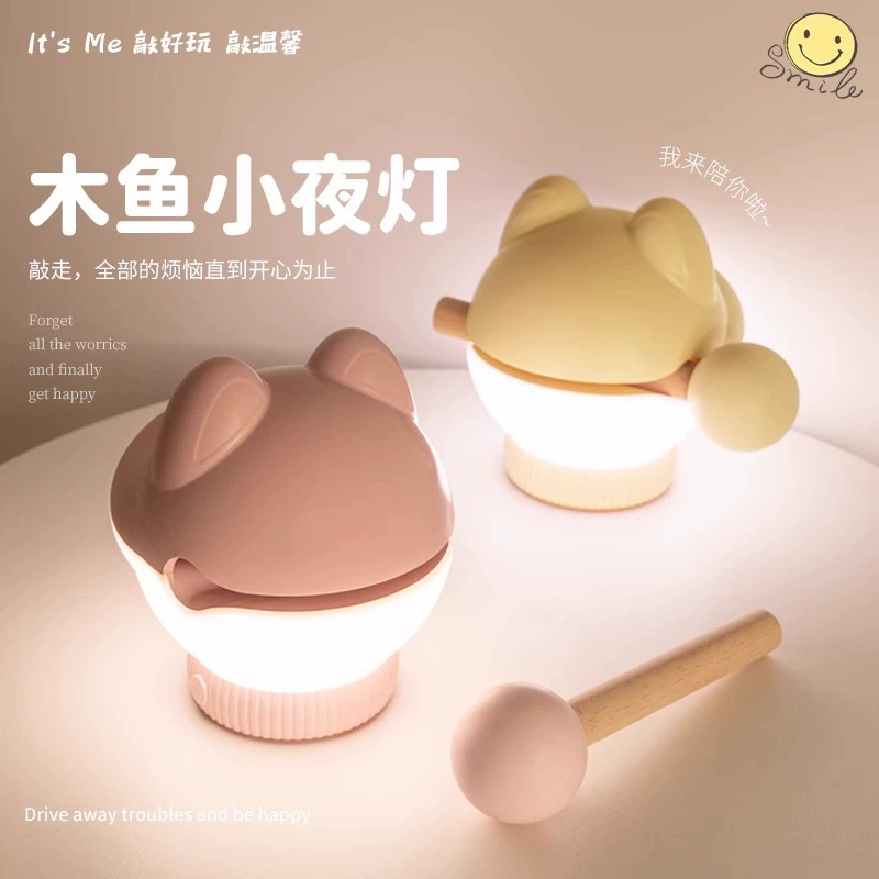 Деревянная рыба декомпрессионно стучит в ночник в спальне со спальней с творческим фонарем