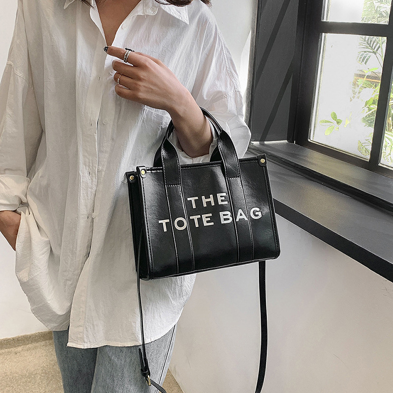 Perla brillante superficie portátil bolsa de mano para las mujeres 2023 nuevo sudeste asiático moda nicho textura hombro mensajero bolsa