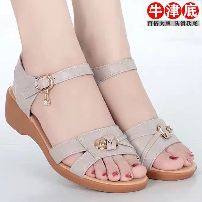 Nuevas sandalias de verano para madres, tacones de pendiente plana, sandalias de tendón suave de mediana edad, sandalias antideslizantes de moda universal