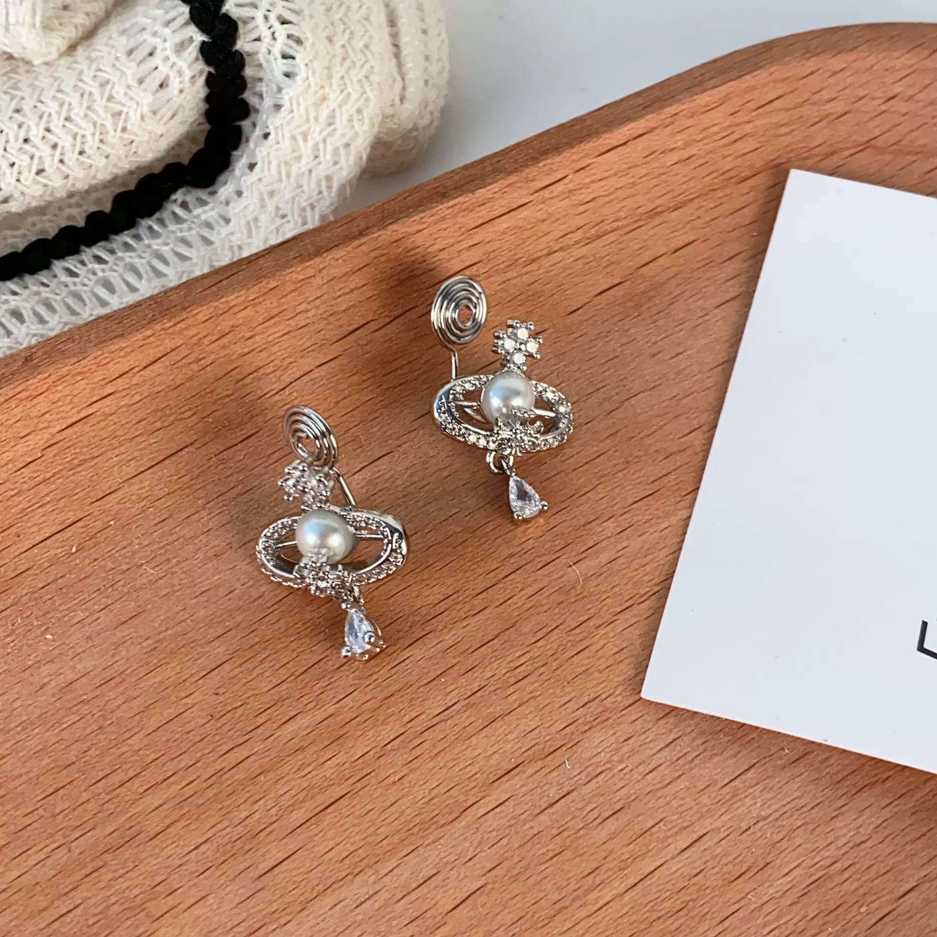 甜酷西太后银色珍珠土星耳夹女无耳洞耳环轻奢高级感设计百搭耳饰