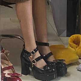啄木鸟9CM蝴蝶结方头高跟鞋女夏季一字带黑色玛丽珍鞋防水台粗跟