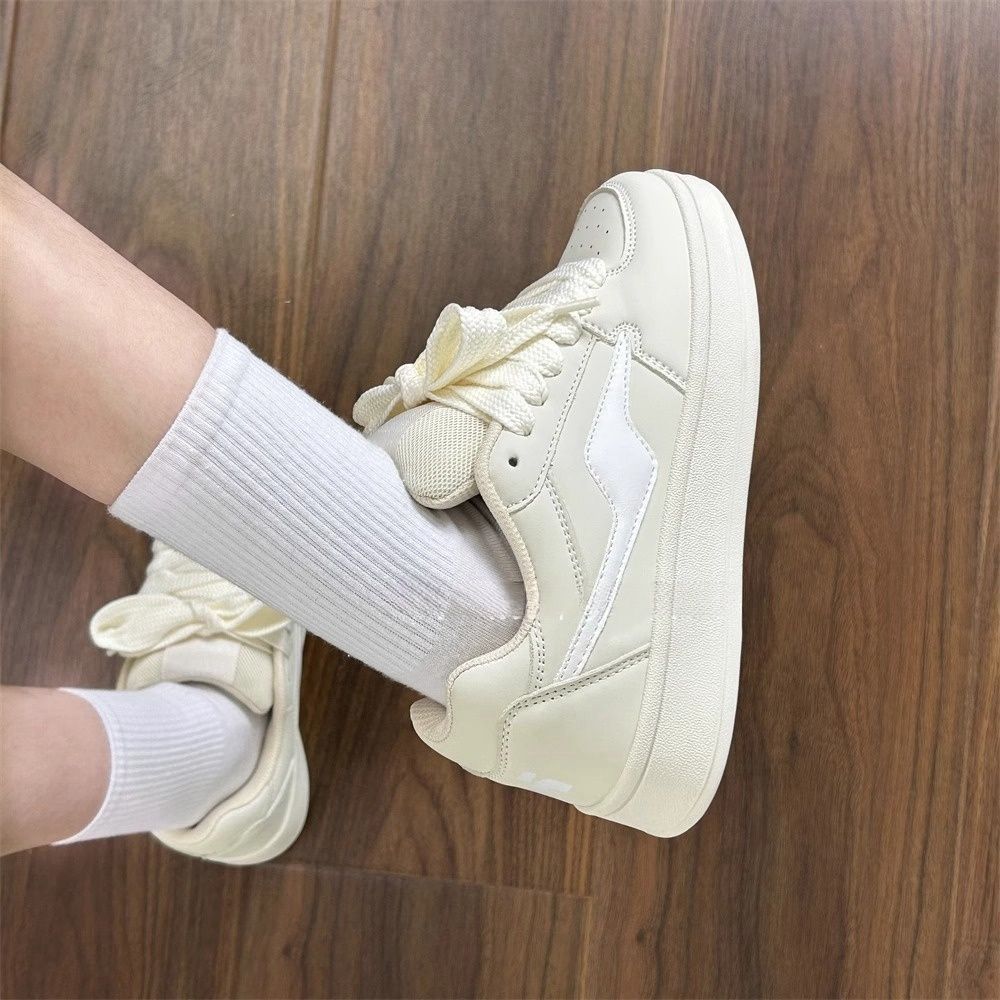 Versión coreana de las zapatillas de deporte de diseño de nicho de ocio para estudiantes, marea 2025 nuevo estilo Harajuku, estilo de Hong Kong, zapatillas de deporte de fondo plano para mujer