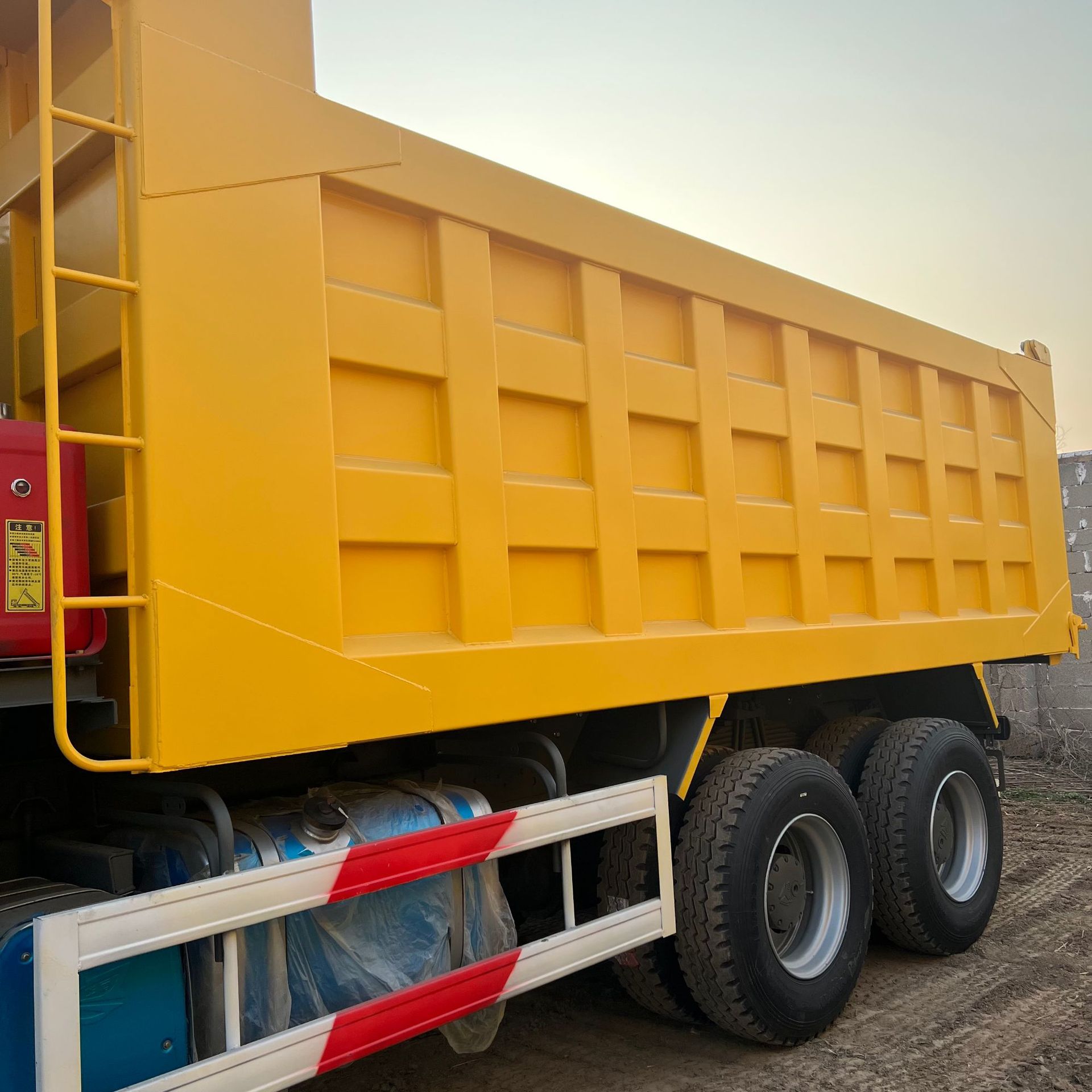 Cross-Border Direct Sales of African Heavy-Duty Howo Engineering Dump Trucks, 371 Horsepower, 10-Wheel Dump Trucks, Ore Transport Trucks