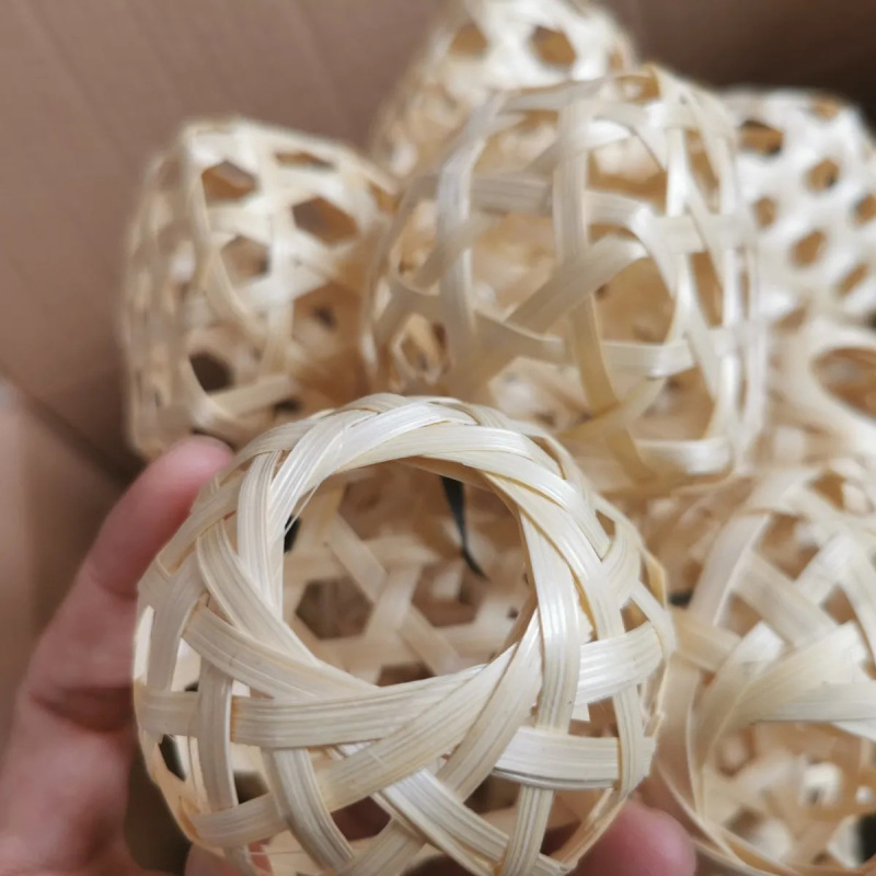 広西の大量の手作りの竹は提灯の小さい提灯の材料を編みます。|undefined