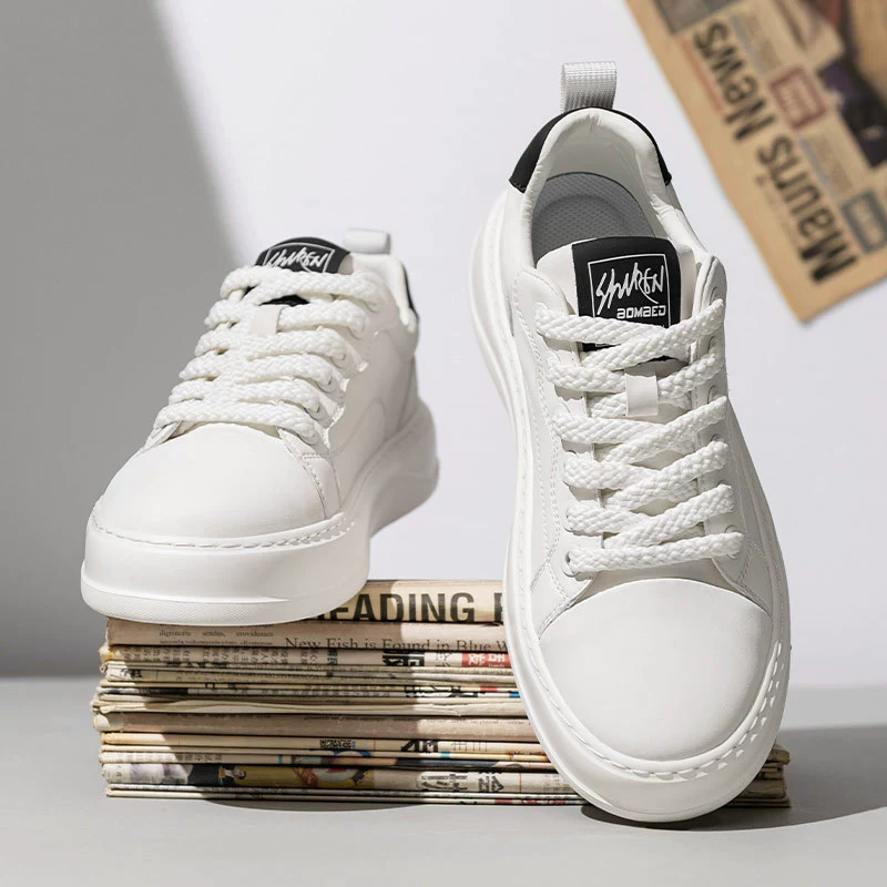 Мужская обувь 2025 Весенняя повседневная обувь нишевые туфли на толстой подошве, дикие маленькие белые ботинки Спортивная обувь увеличивает мужскую кроссовку