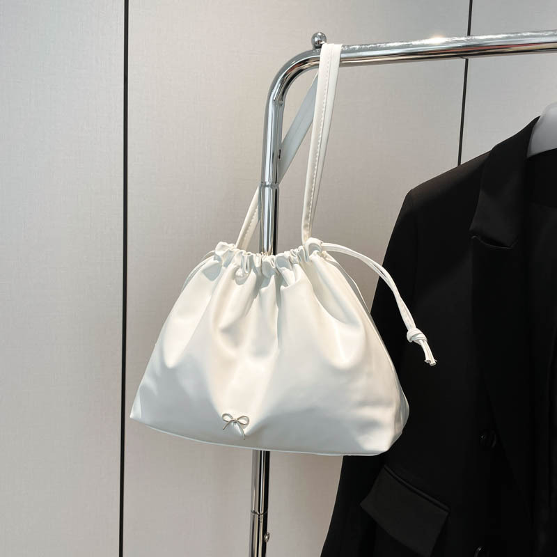 Bolsa coreana de gran capacidad bajo el bolso de tote para mujeres 2024 nuevo otoño y invierno bolso de hombro de moda versátil bolso de cubo