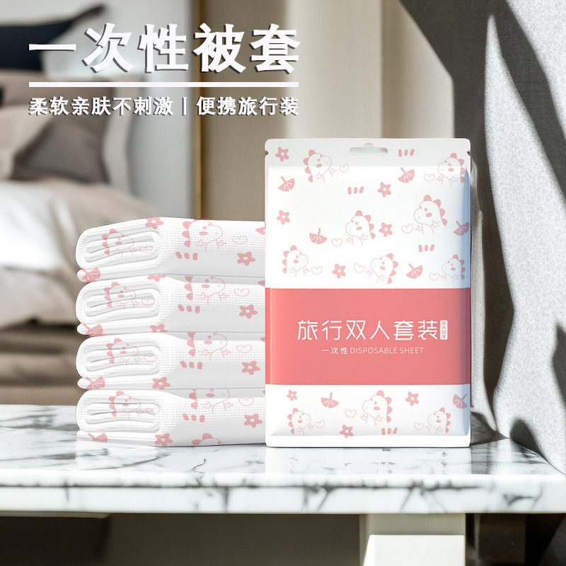 ホテルの使い捨てシーツは枕カバーの4つのセットで旅行しています。|undefined