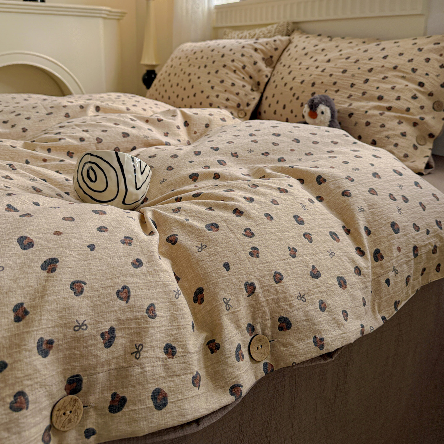 Classe A algodón bruto lino de cuatro piezas retrógrado botones de flores sábanas de algodón cubierta de cama de tres piezas conjunto de ropa de cama