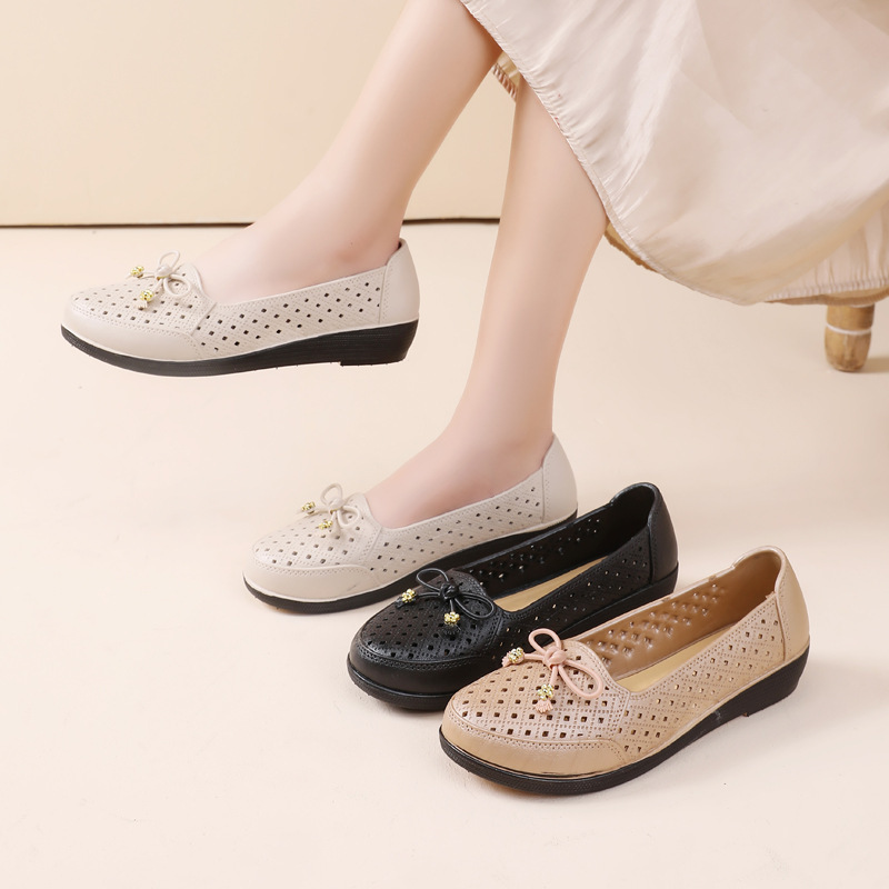 2025 New Summer Mother Sandals Soft Bottom Flat Comfortable Women's Middle-aged Non-slip Cave Shoes for Middle-aged and Elderly