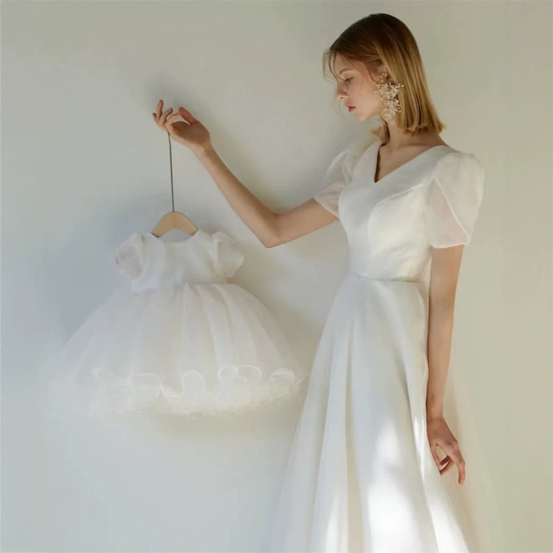 Korean-Style Light Wedding Dress 2026 Autumn New Simple Niche Fashion Trendy Travel Photography Outdoor Short-Sleeve Engagement Dress