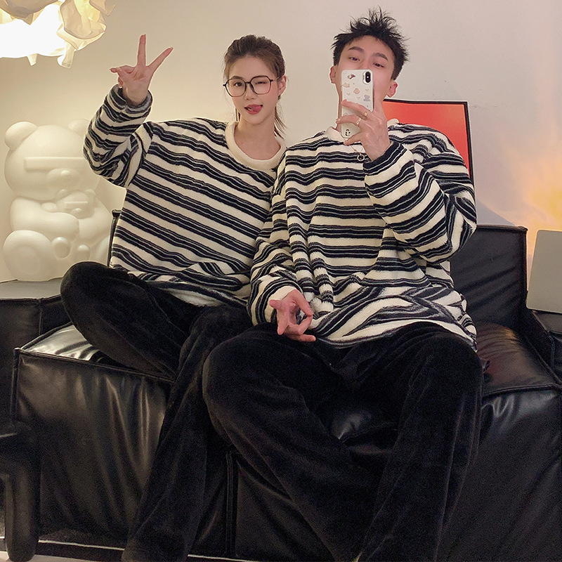 秋冬フランネルのカップルのパジャマは女性のサンゴのベルベットの家の服の男性の漫画の冬の新型を厚くします。