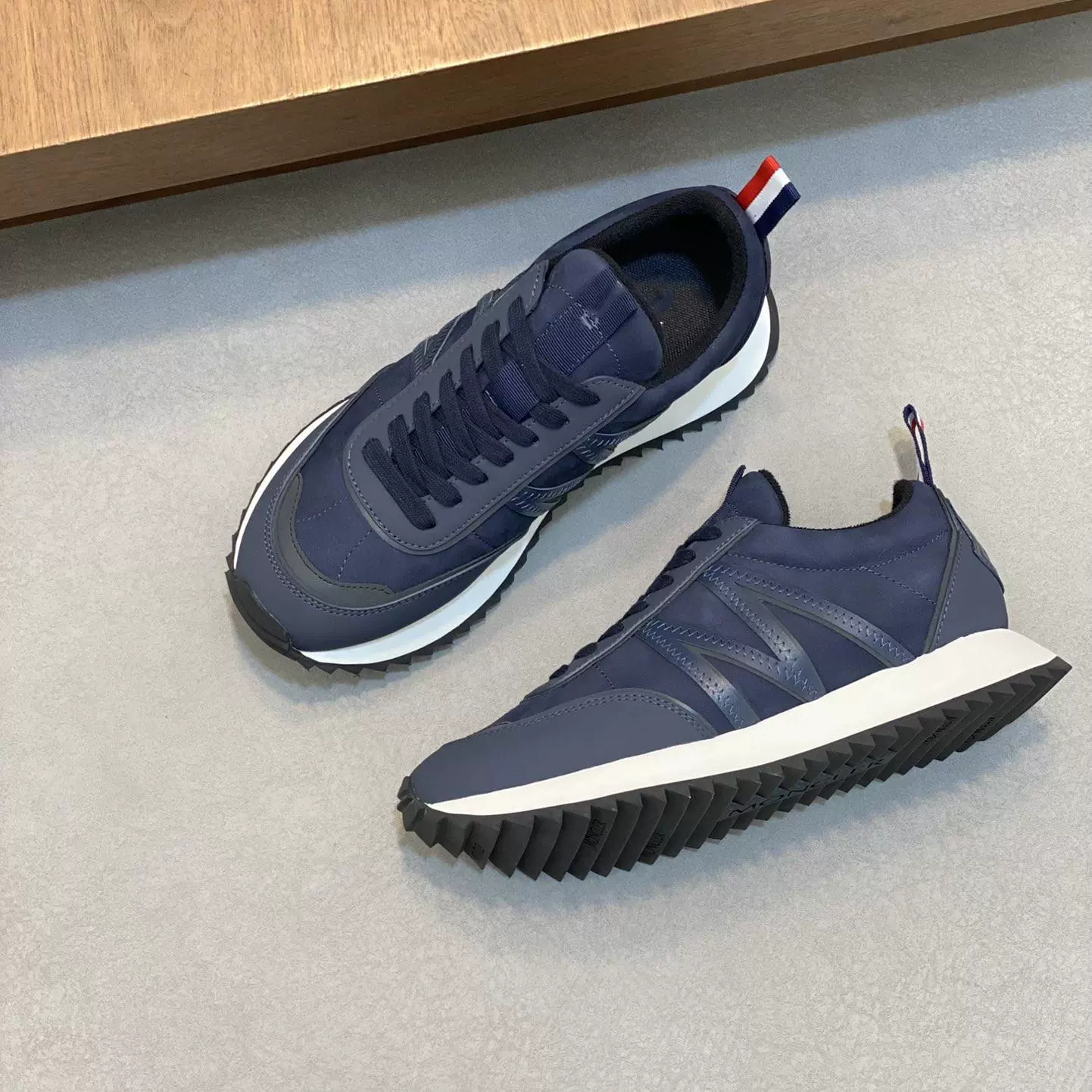 Мужские повседневные спортивные туфли из коровьей кожи, дышащие кроссовки на шнуровке для мужчин, новые туфли для вождения и путешествий весна 2025 года для мужчин